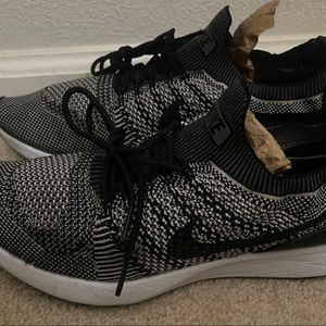 Nike flyknit Mariah men size 9 Oreo